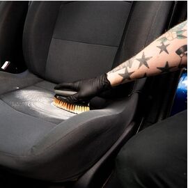 boyrtsa-katharismoy-moketas-and-esoterikoy-khoroy-me-sklires-and-mesaies-trikhes-meguiars-carpet-and-interior-brush