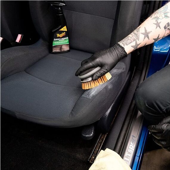 boyrtsa-katharismoy-moketas-and-esoterikoy-khoroy-me-sklires-and-mesaies-trikhes-meguiars-carpet-and-interior-brush