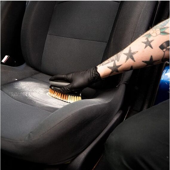 boyrtsa-katharismoy-moketas-and-esoterikoy-khoroy-me-sklires-and-mesaies-trikhes-meguiars-carpet-and-interior-brush